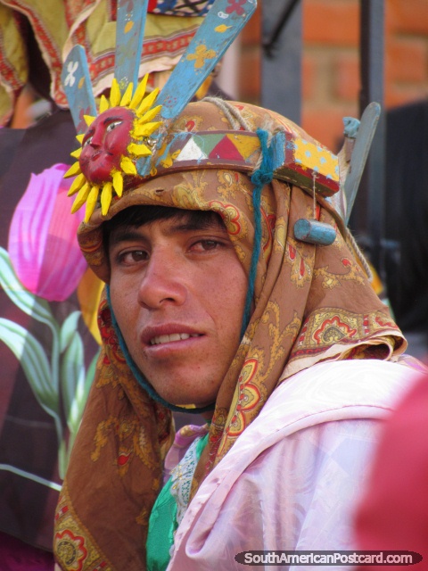 Sombrero chulo y bufandas llevadas por los indios en Feria Patronal en Huamachuco. (480x640px). Per, Sudamerica.