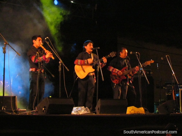 Banda de Chopkjas que joga em Feira Patronal em Huamachuco. (640x480px). Peru, América do Sul.