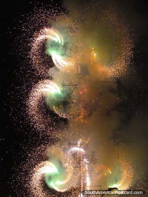 Aproximadamente 20 torres de fuegos artificiales como esto se construyeron para las celebraciones en Huamachuco. (480x640px). Per, Sudamerica.