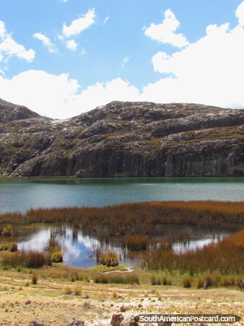 Lagoa verde-esmeralda perto de Huamachuco. (480x640px). Peru, Amrica do Sul.