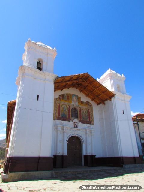 Bela igreja em Pallasca junto da praça pública. (480x640px). Peru, América do Sul.