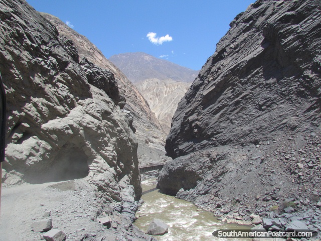 O caminho áspero e áspero, túneis e ponte entre Chuquicara e Caraz. (640x480px). Peru, América do Sul.