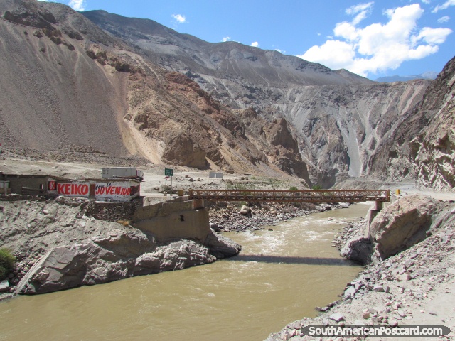 Ponte através do rio junto do caminho a Caraz de Chuquicara. (640x480px). Peru, América do Sul.