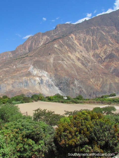 Un tono del fútbol en las montañas entre Chuquicara y Caraz. (480x640px). Perú, Sudamerica.
