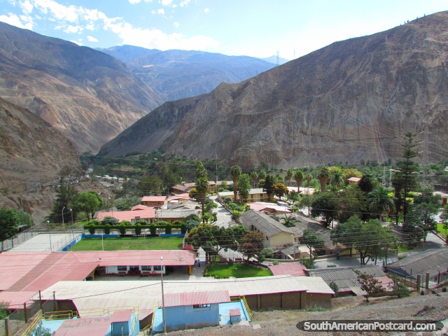 A cidade de Huallanca nas montanhas entre Chuquicara e Caraz. (640x480px). Peru, América do Sul.