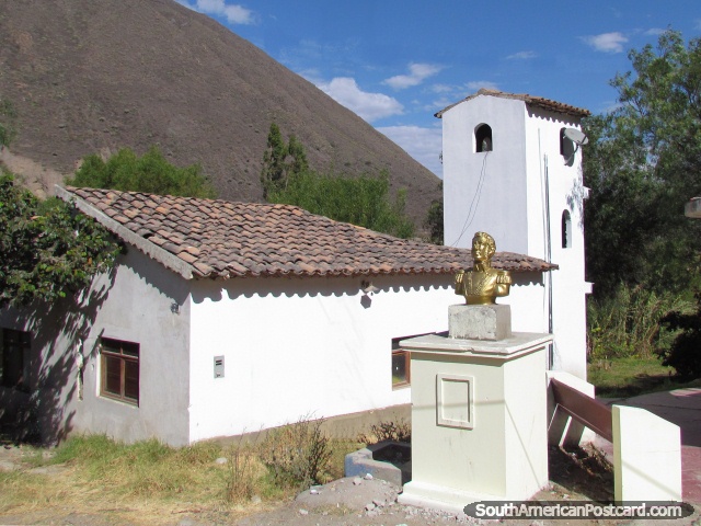 Monumento dourado e igreja branca perto de Caraz. (640x480px). Peru, América do Sul.