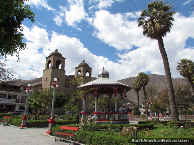 Praça de Armas e igreja de Caraz. (640x480px). Peru, América do Sul.