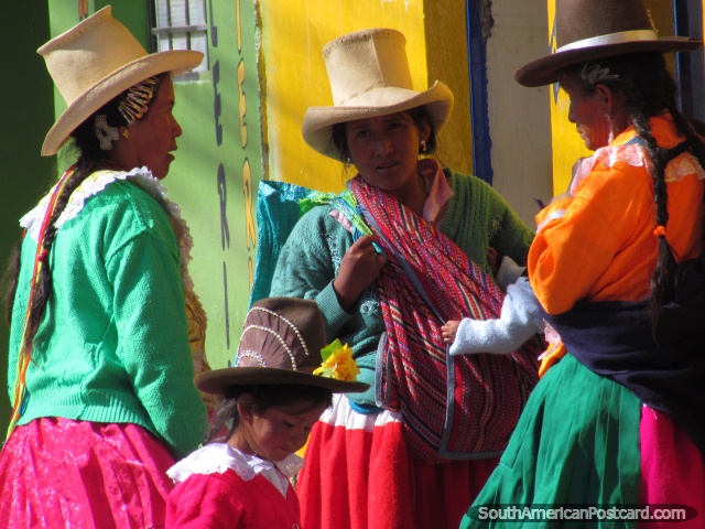 3 mujeres y una niña en ropa tradicional vistosa y sombreros en Yungay. (640x480px). Perú, Sudamerica.