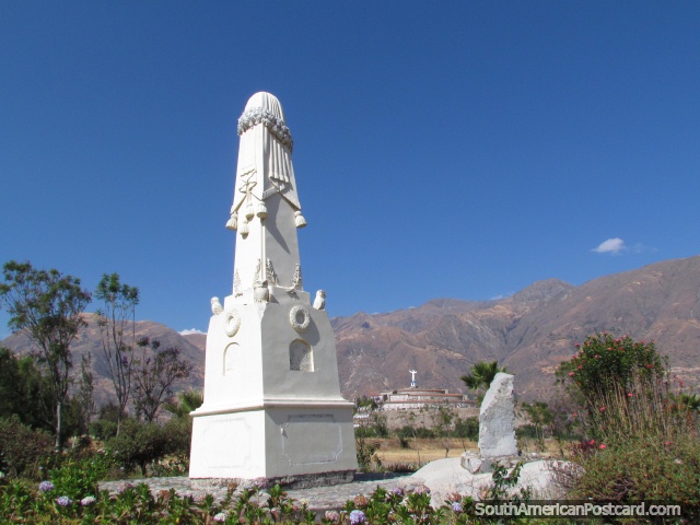 Monumentos y montaas en Campo Santo, Yungay. (640x480px). Per, Sudamerica.