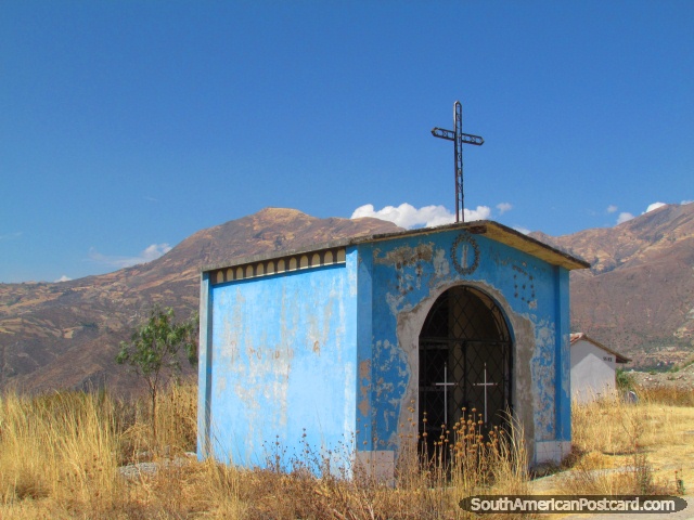 Muy pequea iglesia azul al lado del cementerio en Campo Santo, Yungay. (640x480px). Per, Sudamerica.