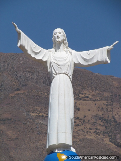 Estatua de Jess que est de pie en globo en Campo Santo, Yungay. (480x640px). Per, Sudamerica.
