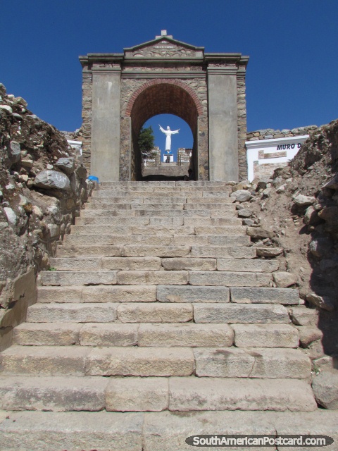 La escalera y arco hasta Jess en Campo Santo, Yungay. (480x640px). Per, Sudamerica.