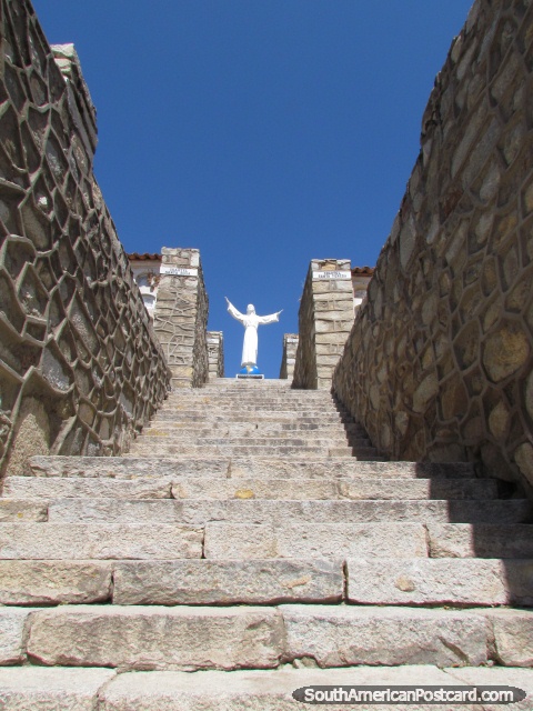 Escada at o topo da vigia acima do cemitrio em Campo Santo em Yungay. (480x640px). Peru, Amrica do Sul.