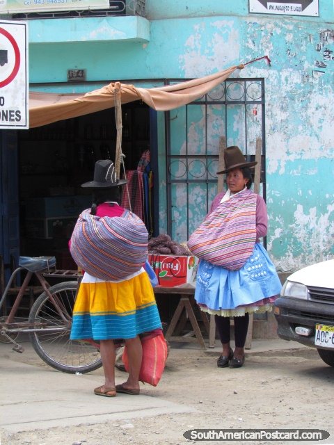 2 mulheres indgenas de Marcara com roupa tradicional, perto de Huaraz. (480x640px). Peru, Amrica do Sul.