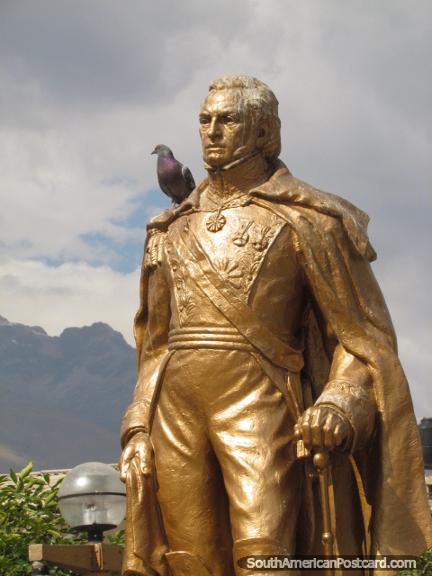 Monumento dourado de um homem em Praa de Armas, Huaraz. (480x640px). Peru, Amrica do Sul.