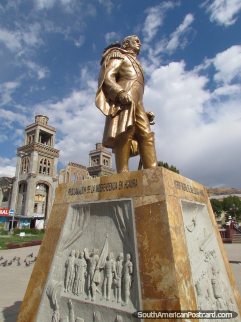 Monumento de independencia en Plaza de Armas en Huaraz. (480x640px). Per, Sudamerica.