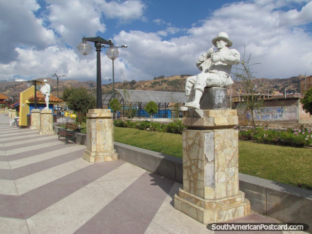 Pasaje peatonal agradable y parque con estatuas en Huaraz al lado del ro. (640x480px). Per, Sudamerica.