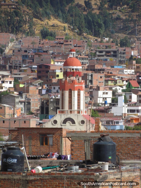 Igreja vermelha e casas em Huaraz, examine do miradouro. (480x640px). Peru, América do Sul.