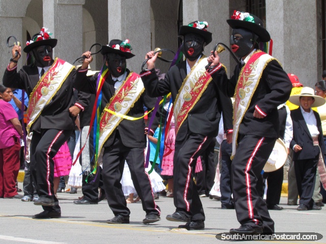 La cara negra, los hombres de galimatas labios rojos funcionan en celebraciones de Huaraz. (640x480px). Per, Sudamerica.