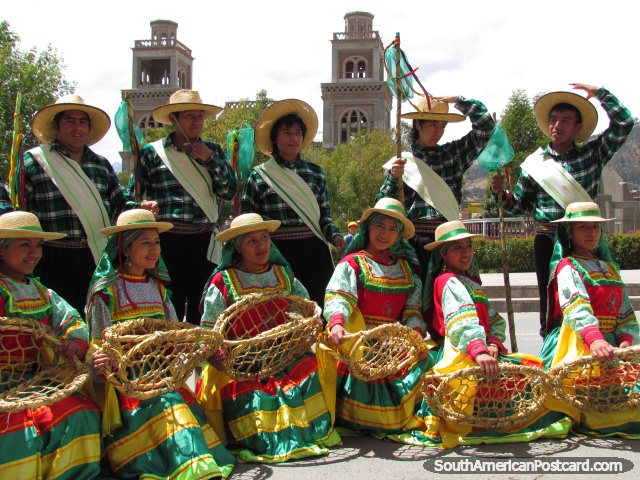 Women in traditional dress and baskets, men in green with hats, Huaraz. (640x480px). Peru, South America.