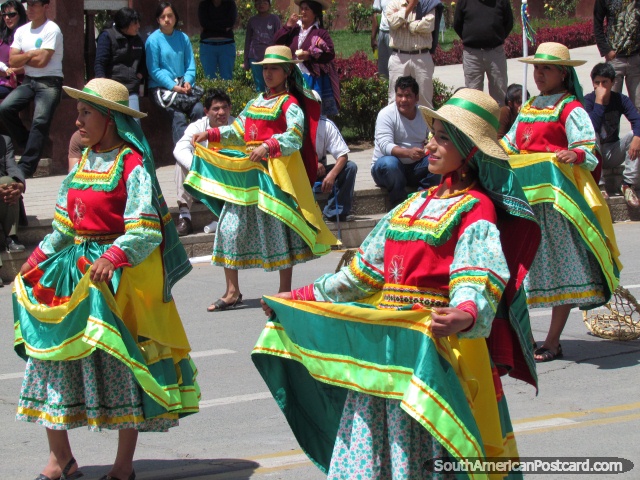 Um grupo de mulheres em trajes tradicionais se apresenta em uma rua de Huaraz. (640x480px). Peru, América do Sul.