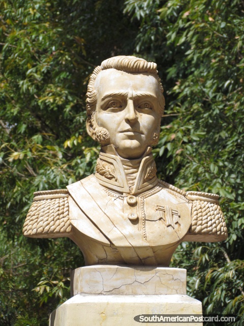 Líder militar - monumento de Jose de la Mar en Huaraz.
 (480x640px). Perú, Sudamerica.