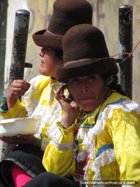 2 mulheres em Huaraz, tanto com chapéus marrons como com topos amarelos. (480x640px). Peru, América do Sul.