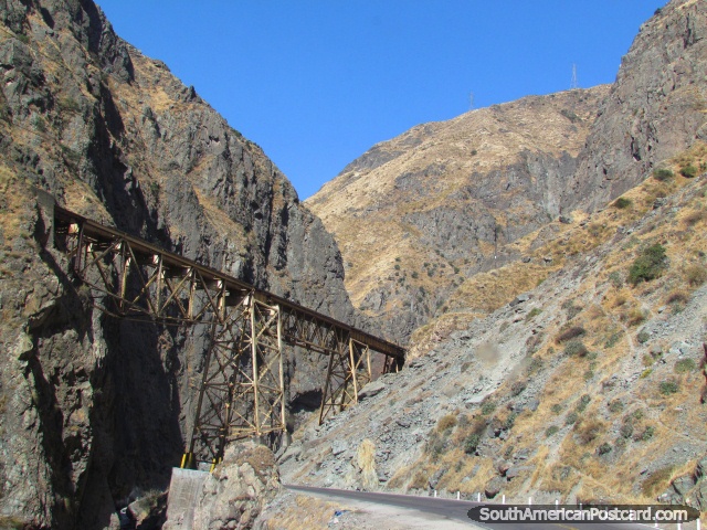 O trem segue a pista acima do caminho entre Lima e Huancayo. (640x480px). Peru, América do Sul.