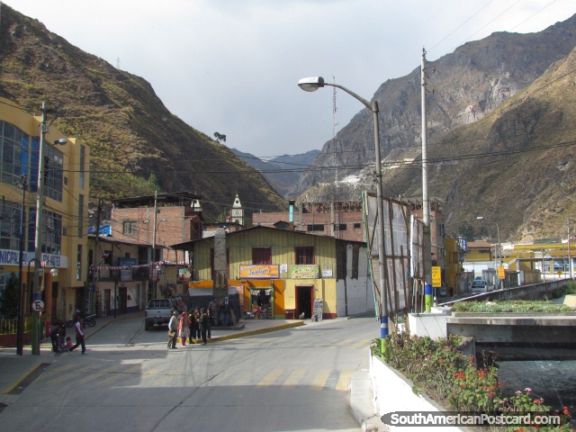 A cidade de San Mateo junto do rio entre Lima e Huancayo. (640x480px). Peru, América do Sul.