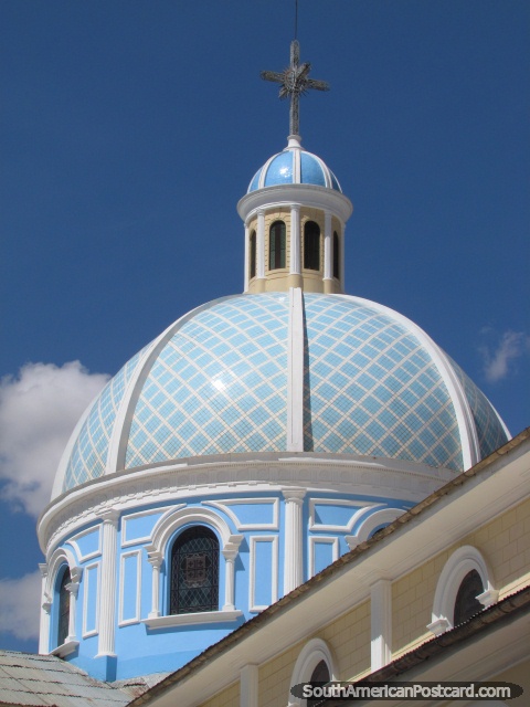 Cúpula azul de igreja La Inmaculada em Huancayo. (480x640px). Peru, América do Sul.