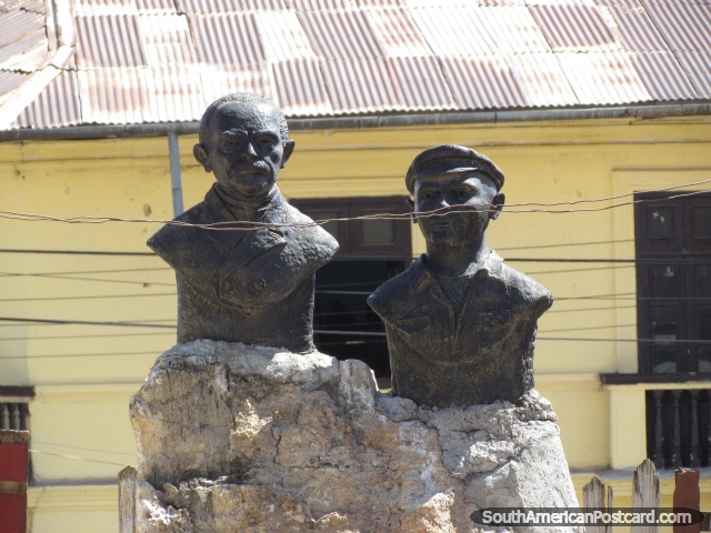 Os monumentos de 2 homens em Huancayo treinam a estação. (640x480px). Peru, América do Sul.