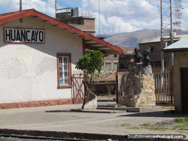 Edifïcios e monumentos em estação de trem em Huancayo. (640x480px). Peru, América do Sul.