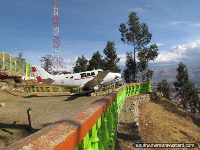 Velho aeroplano em monitor em cima de Cerrito da Libertad, Huancayo. (640x480px). Peru, América do Sul.