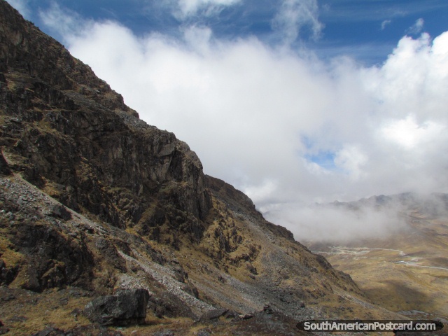 Ladeira de rocha em montanhas de Huaytapallana em Huancayo. (640x480px). Peru, América do Sul.