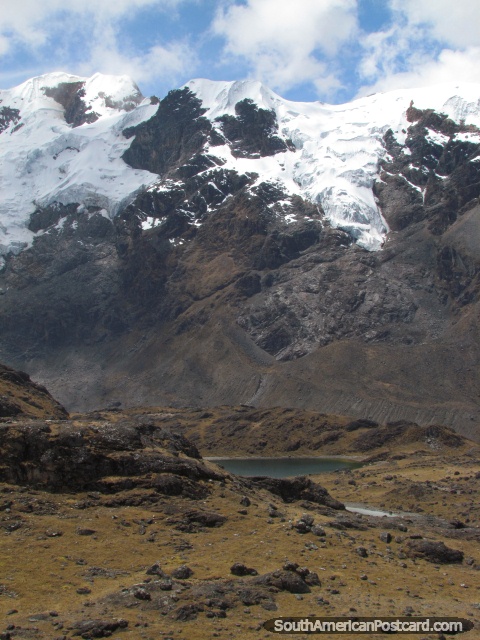 Lagoa Lazuhuntay em 4647 m em Huaytapallana, Huancayo. (480x640px). Peru, América do Sul.