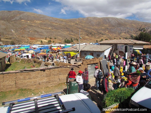 Busy outdoor market near Nahuinpuquio between Huancayo and Ayacucho. (640x480px). Peru, South America.