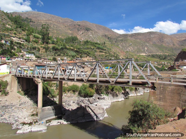 Ponte 2 através do rio em Izcuchaca. (640x480px). Peru, América do Sul.