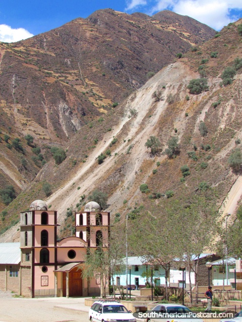 Pequea iglesia rosada en la ciudad de Quichuas a mitad de camino entre Huancayo y Ayacucho. (480x640px). Per, Sudamerica.