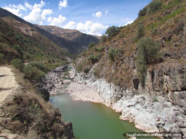 Caminho de cascalho que corre junto do rio entre Quichuas e Esmeralda. (640x480px). Peru, Amrica do Sul.