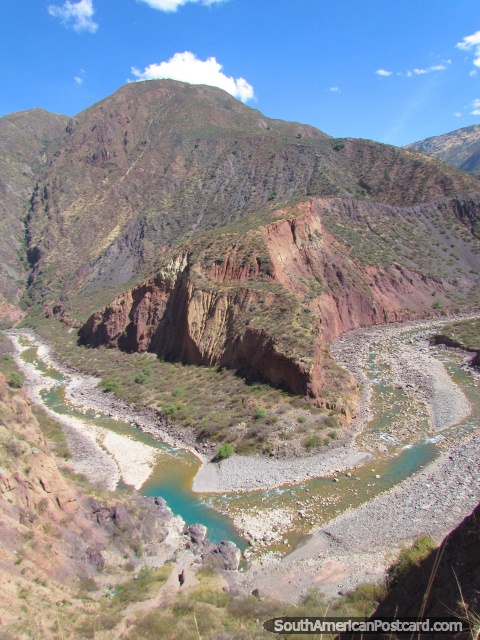 Olhar abaixo as águas azul-esverdeadas e rocha vermelha fica em frente entre Esmeralda e Ayacucho. (480x640px). Peru, América do Sul.