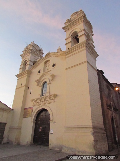Igreja São Francisco de Paula (1713) em Ayacucho. (480x640px). Peru, América do Sul.