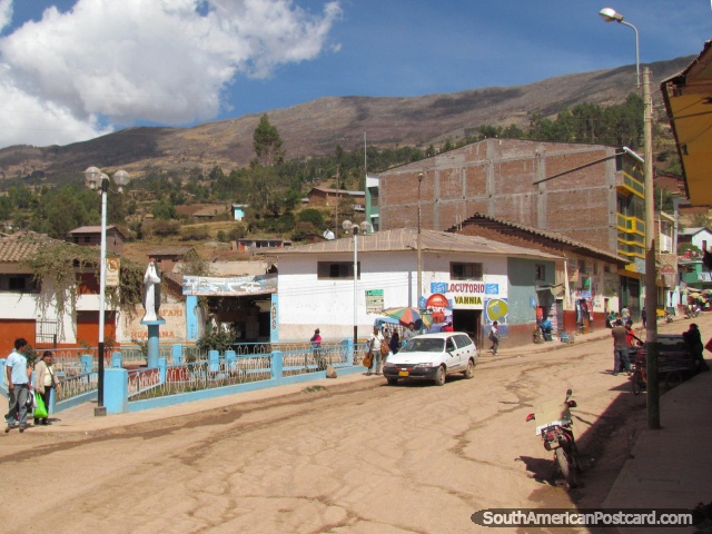 Calle, estatua y colinas en la ciudad de Uripa entre Ayacucho y Andahuaylas. (640x480px). Per, Sudamerica.