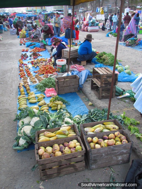 Los mercados comienzan temprano en Andahuaylas con los puestos de productos frescos. (480x640px). Per, Sudamerica.