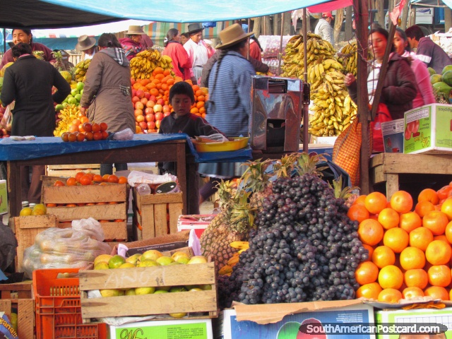 La fruta fresca se para temprano durante el día del mercado en Andahuaylas. (640x480px). Perú, Sudamerica.