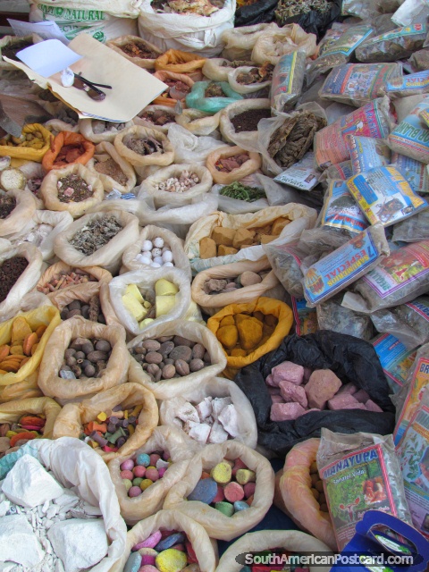 Ervas, temperos, elixires de venda em mercados de Andahuaylas. (480x640px). Peru, Amrica do Sul.