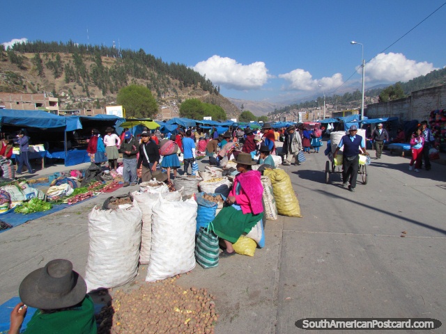 El sol sube en Andahuaylas, el mercado está en la oscilación llena. (640x480px). Perú, Sudamerica.