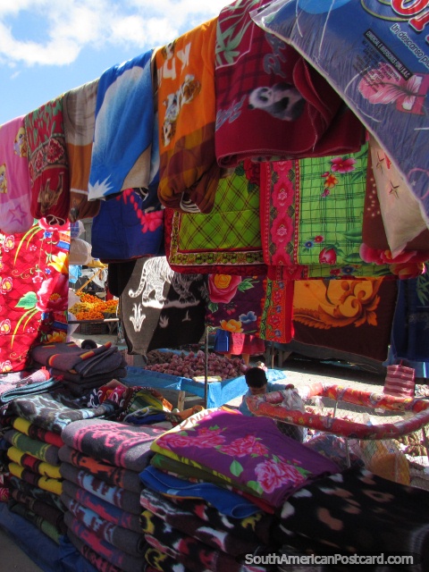 As mantas coloridas param-se nos mercados de domingo em Andahuaylas. (480x640px). Peru, América do Sul.