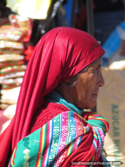 Mujer con bufanda principal roja en Andahuaylas. (480x640px). Per, Sudamerica.