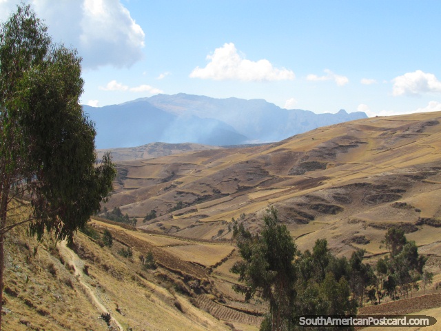Vale, pastagens e colinas de Andahuaylas a Abancay. (640x480px). Peru, América do Sul.