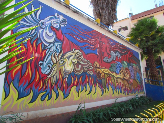 O mural de cavalos selvagens e uns 3 encabeçou o Deus em Abancay. (640x480px). Peru, América do Sul.